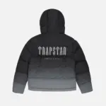 Chaqueta-Acolchada-Con-Capucha-Trapstar-Decoded-2.0-Negro-5-700×700-1.webp